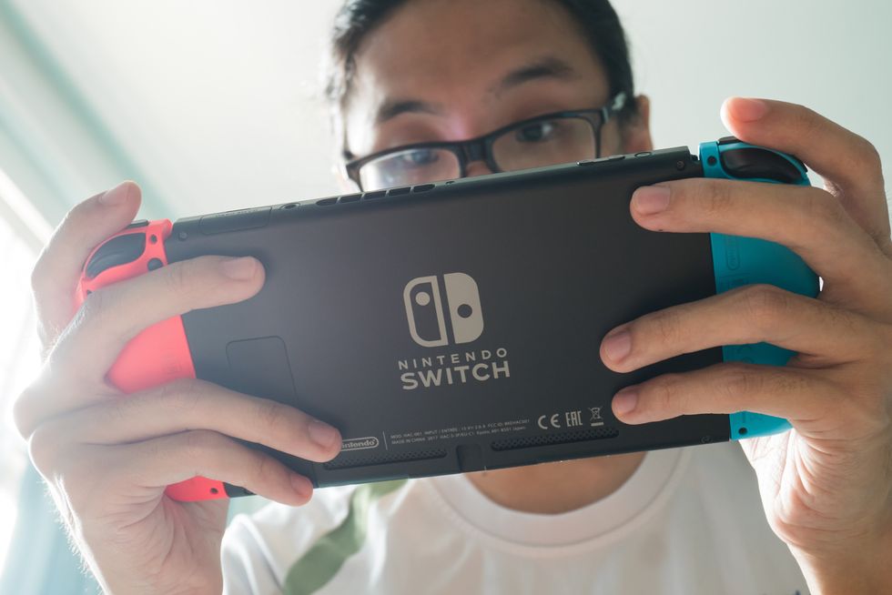 Image d'un homme jouant à la Nintendo Switch