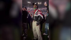 Watch A$AP Rocky cheer on pregnant Rihanna during Super Bowl halftime