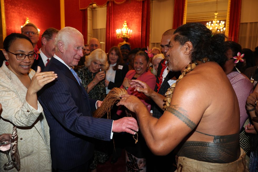 King shows off his ‘moves’ during Samoan dancing lesson