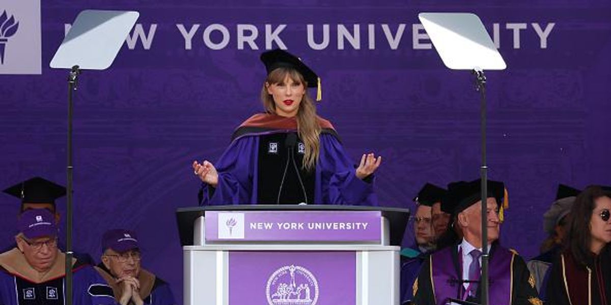 Taylor Swift advises the class of '22 to live with cringe | indy100