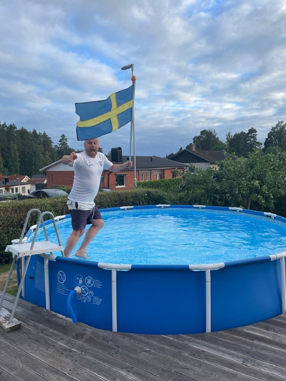 British man takes a dip to celebrate Lionesses' win as Swedish family watch  on | indy100