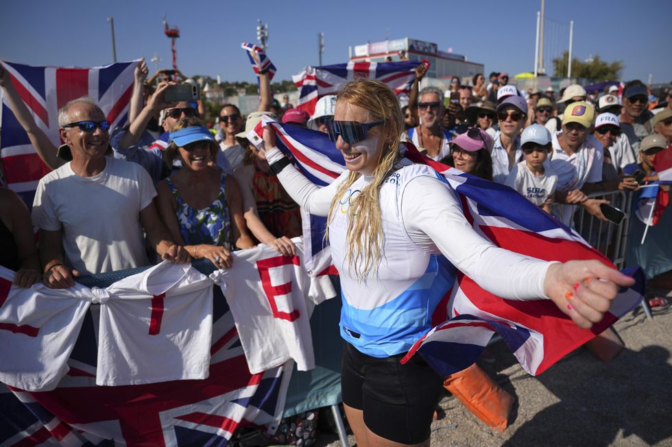 Ellie Aldridge secures kitesurfing Olympic title after days without GB gold