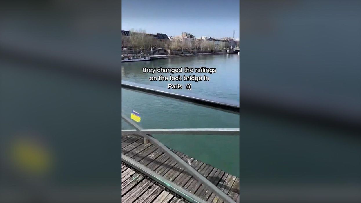 Paris 'love locks' removed from bridges - BBC News
