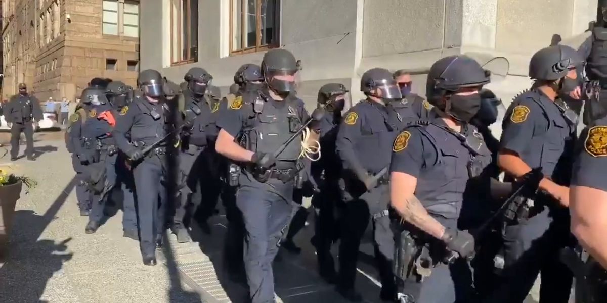 Riot police arrive in Pittsburgh where protesters are gathered indy100