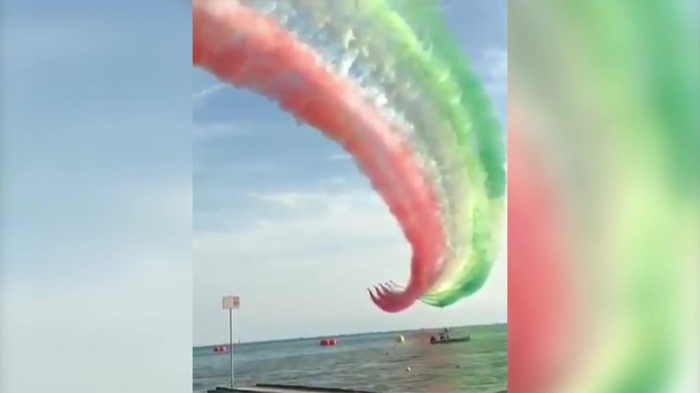 Italian air force put on uplifting display during country's lockdown