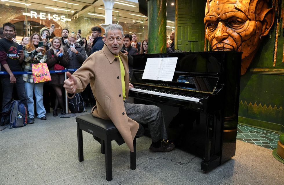 Jeff Goldblum serenades Londoners with St Pancras International piano display