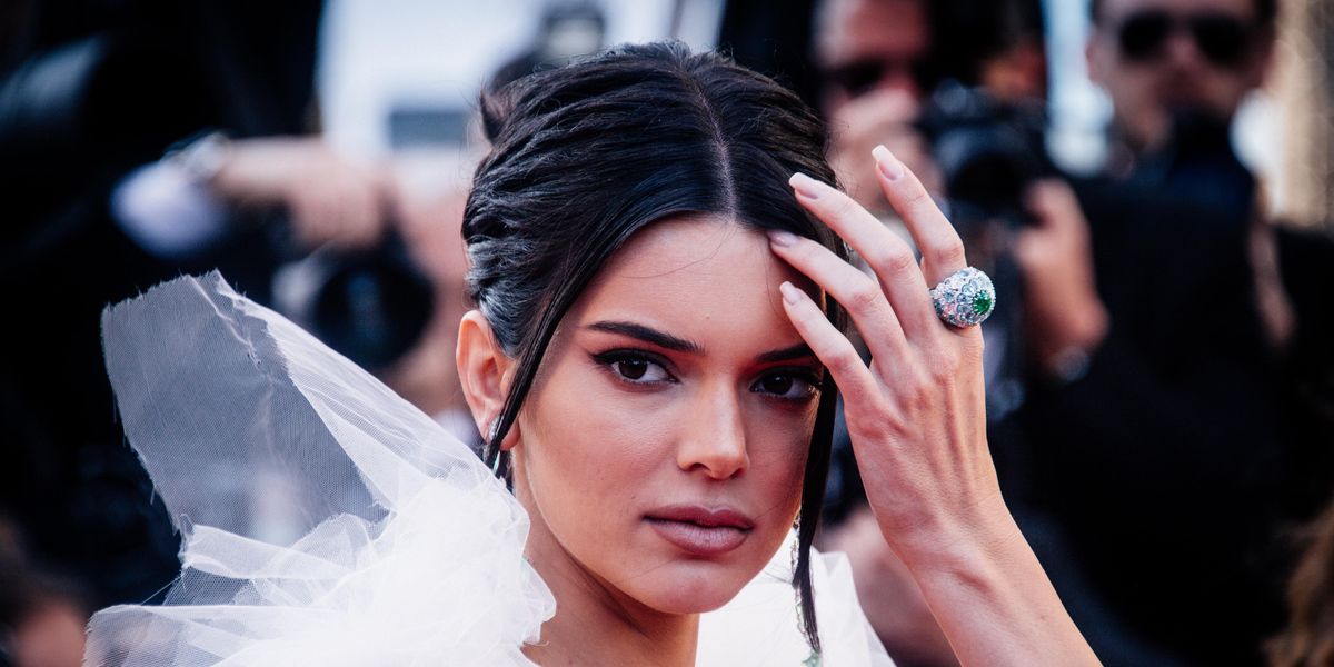 Kendall Jenner Mocked By Fans For Pretending To Read In A Book Store