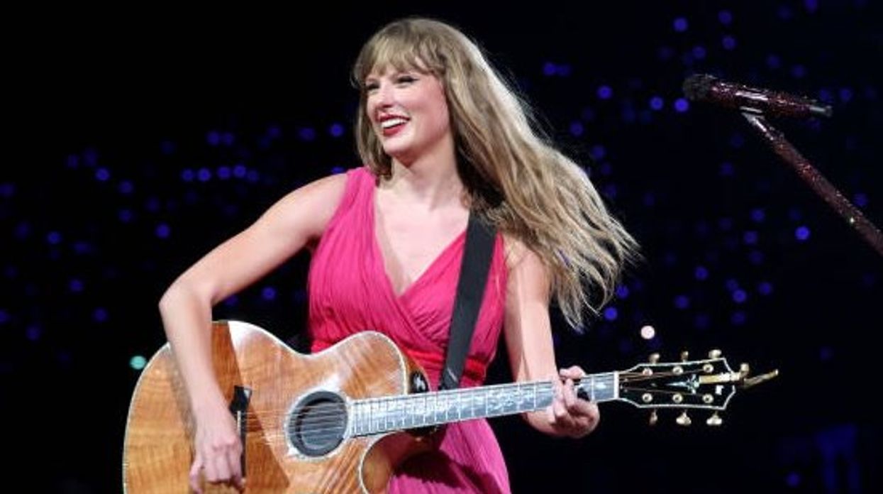 Taylor Swift fans call for an 'Errors Tour' after singer suffers wardrobe malfunction