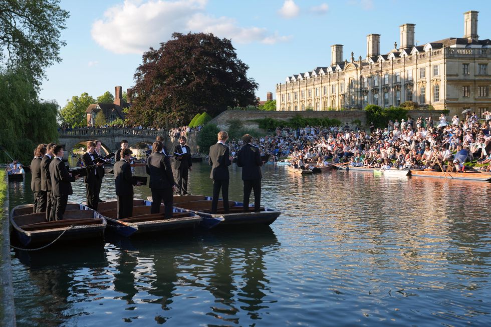 Thousands watch Cambridge choral scholars’ river performance