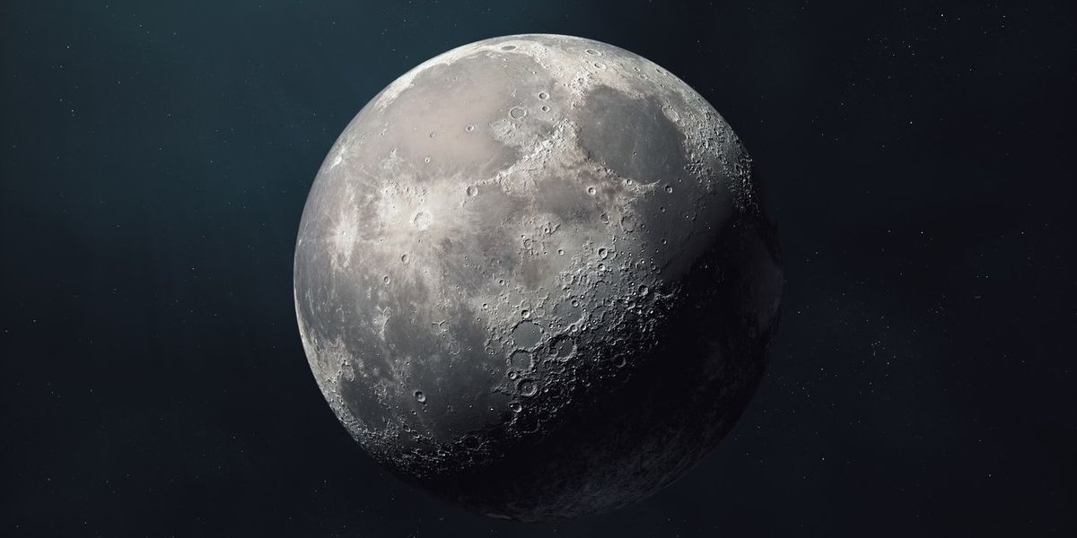اكتشف العلماء “بنية” عملاقة تحت سطح القمر