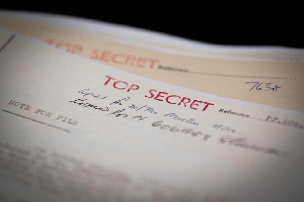 How to tail a suspect – MI5’s advice to new recruits